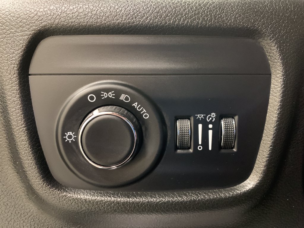 Used 2025 Jeep Grand Cherokee Altitude AWD/4WD image 14