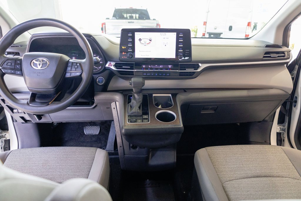 Used 2022 Toyota Sienna LE image 18