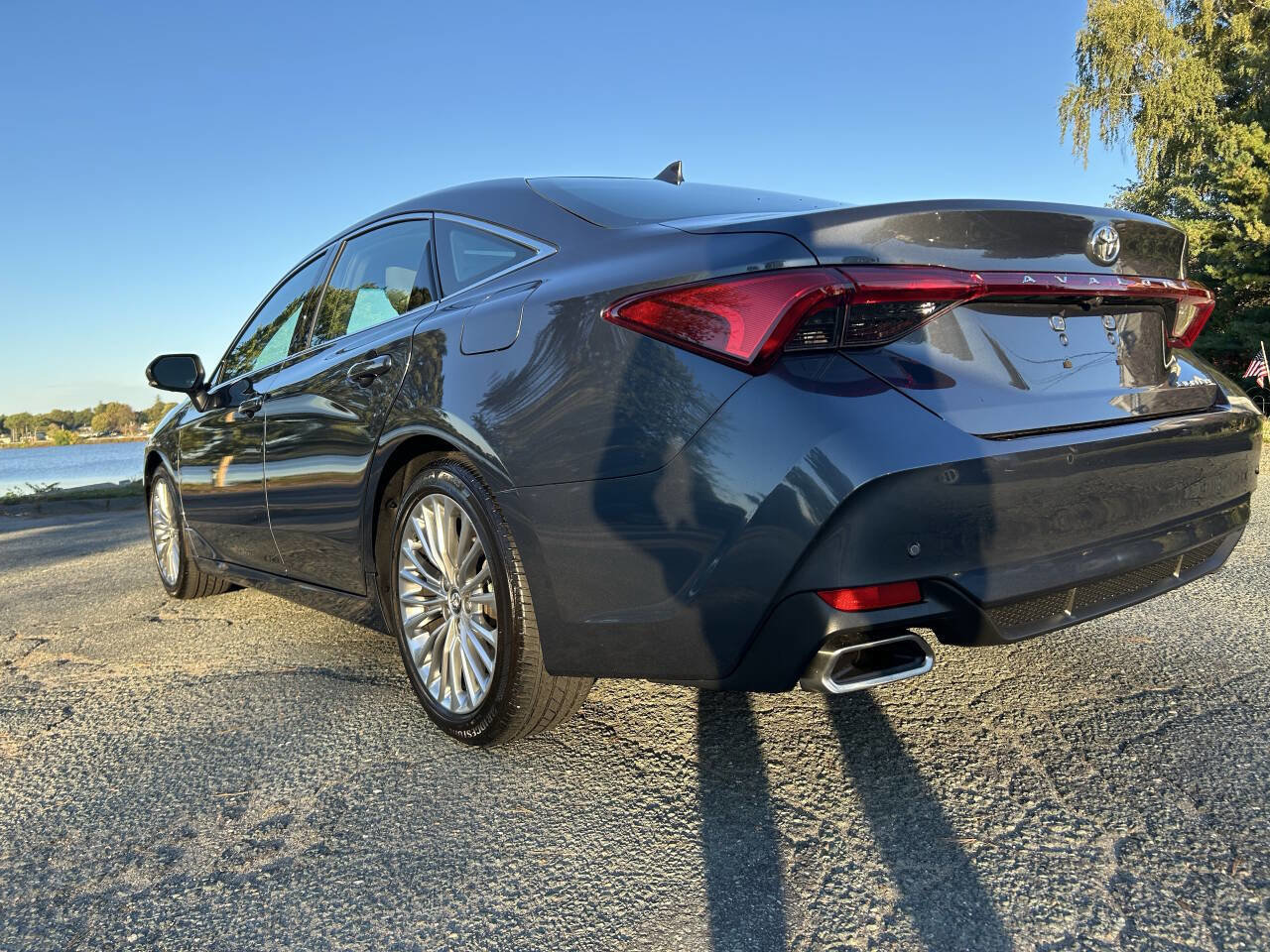 Used 2020 Toyota Avalon Limited image 4