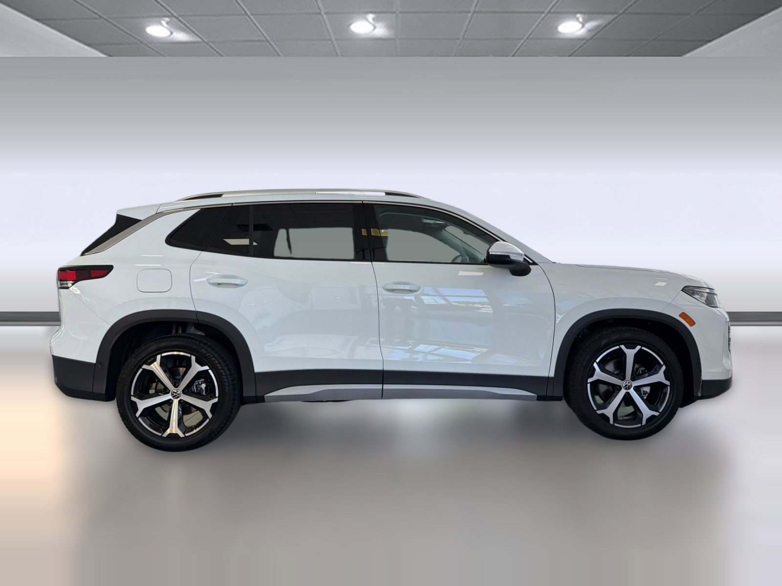 New 2026 Volkswagen Tiguan SE FWD image 8