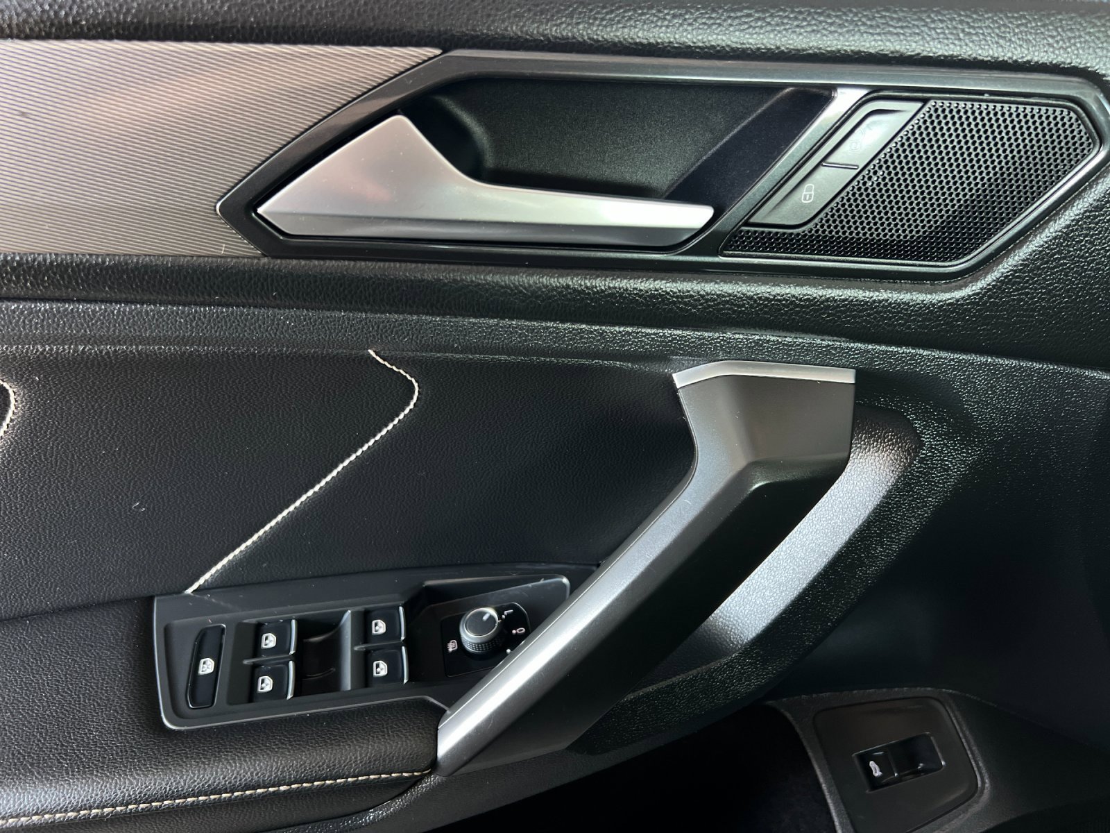 Used 2022 Volkswagen Tiguan SE image 10