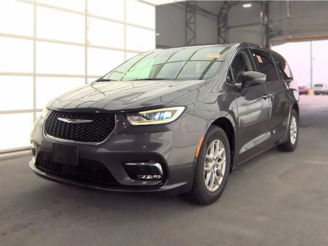 Used 2023 Chrysler Pacifica Touring-L FWD image 2