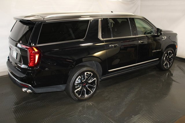 Used 2022 GMC Yukon XL Denali w/ Denali Premium Package image 6
