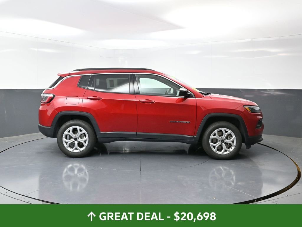 Used 2025 Jeep Compass Latitude image 4