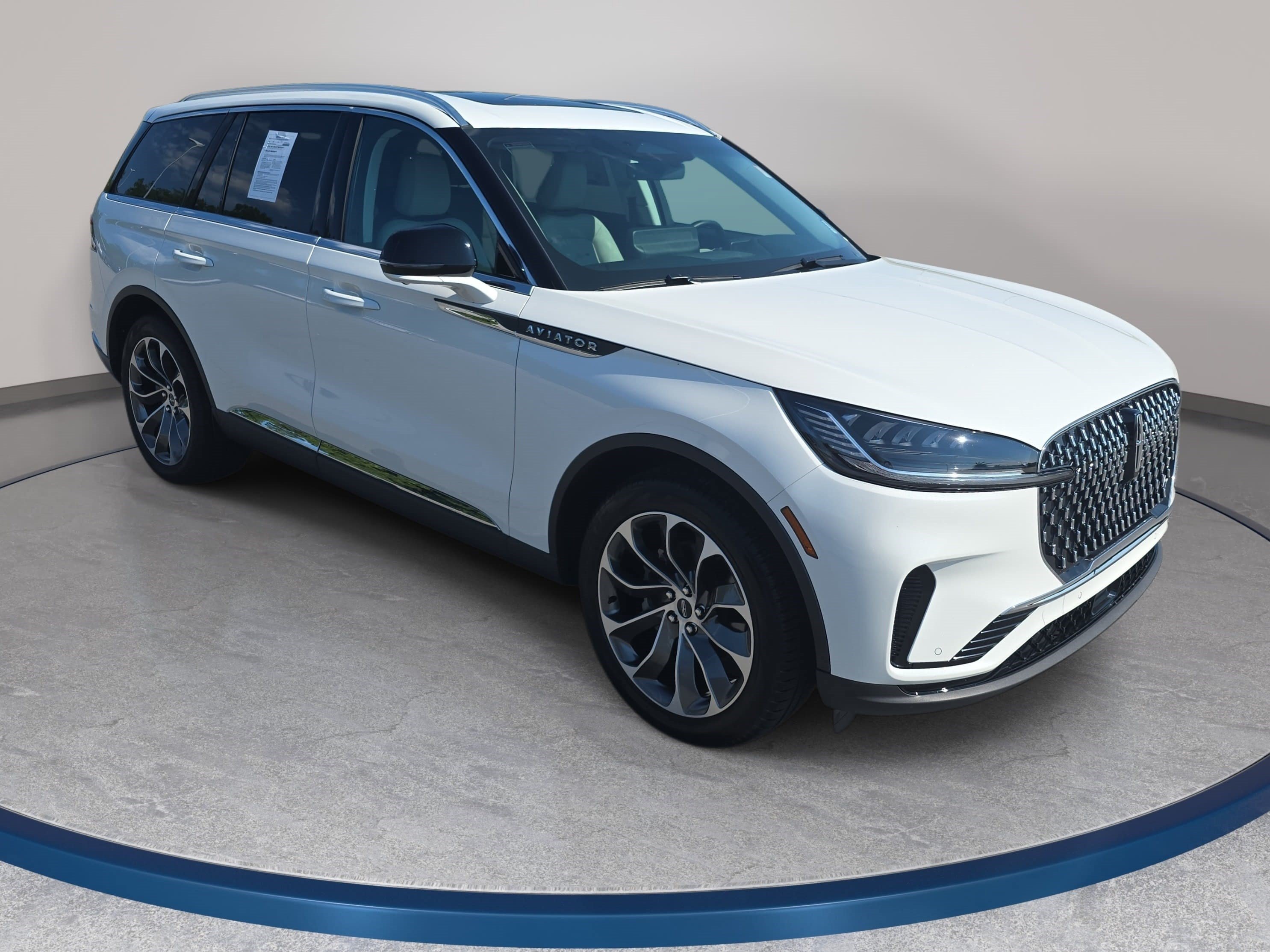Used 2025 Lincoln Aviator 2WD image 3