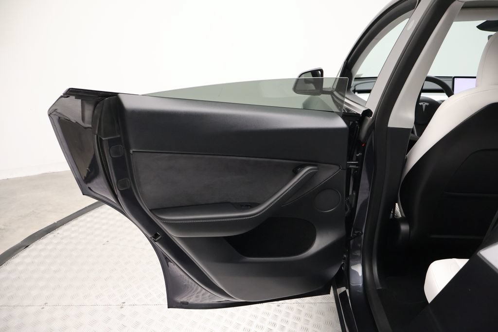 Used 2025 Tesla Model Y Long Range RWD image 21