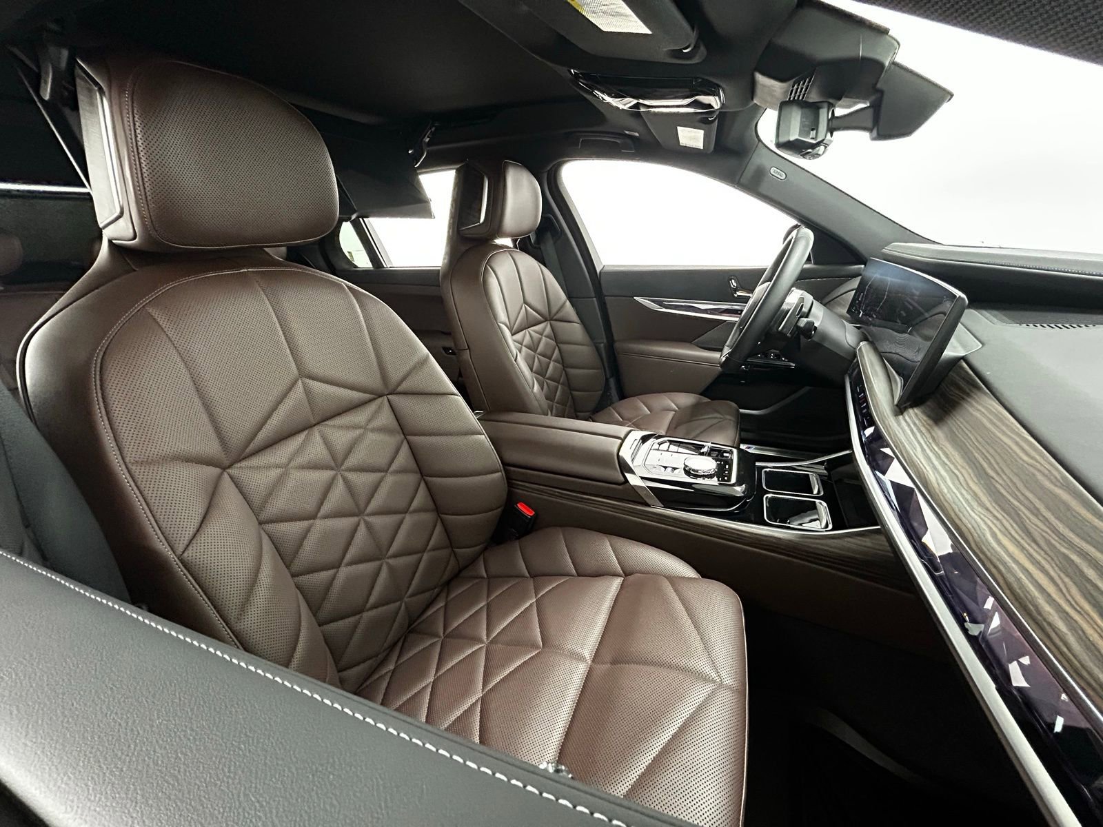 Used 2024 BMW 740i xDrive image 43