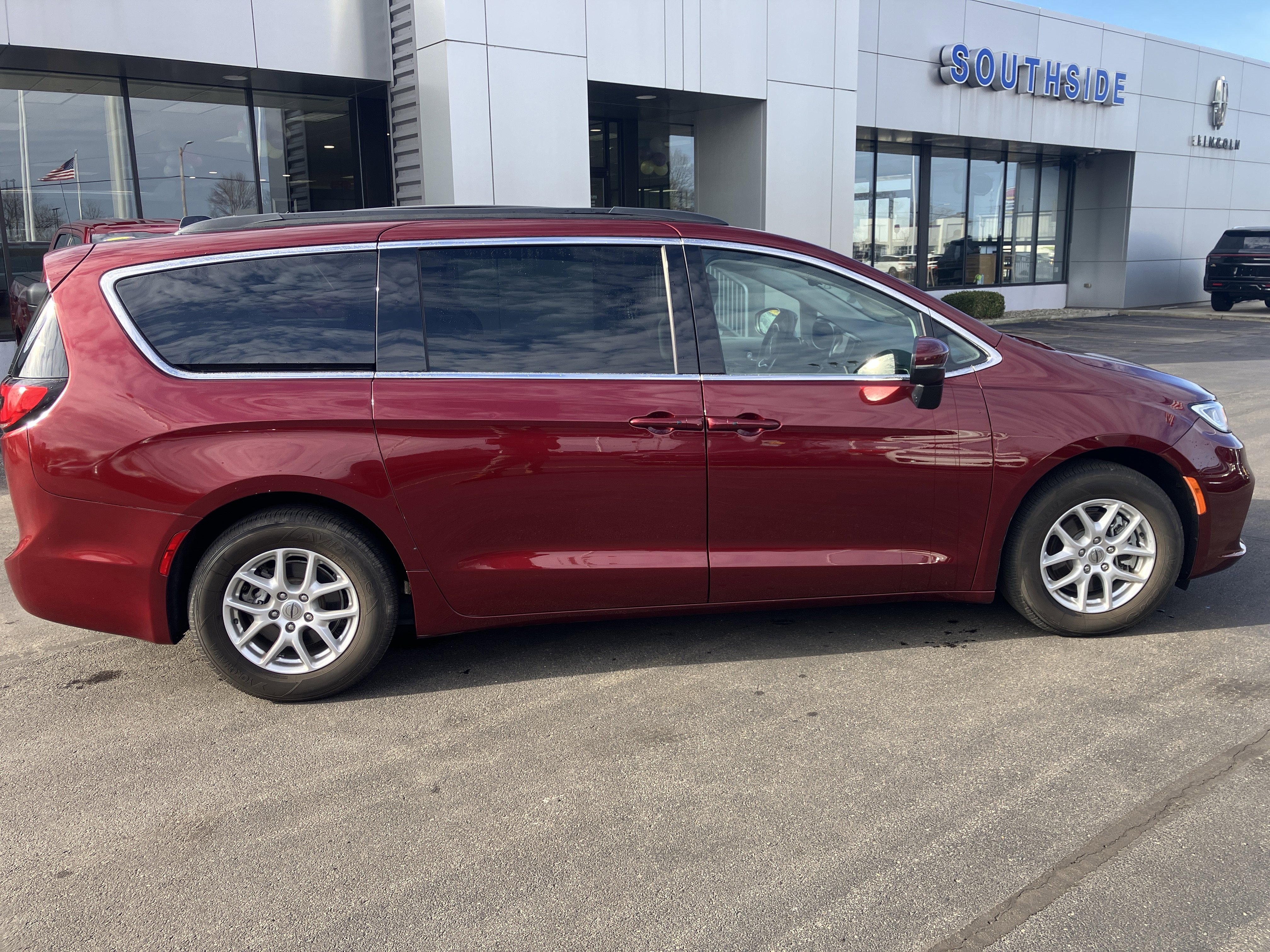 Used 2023 Chrysler Pacifica Touring-L image 8