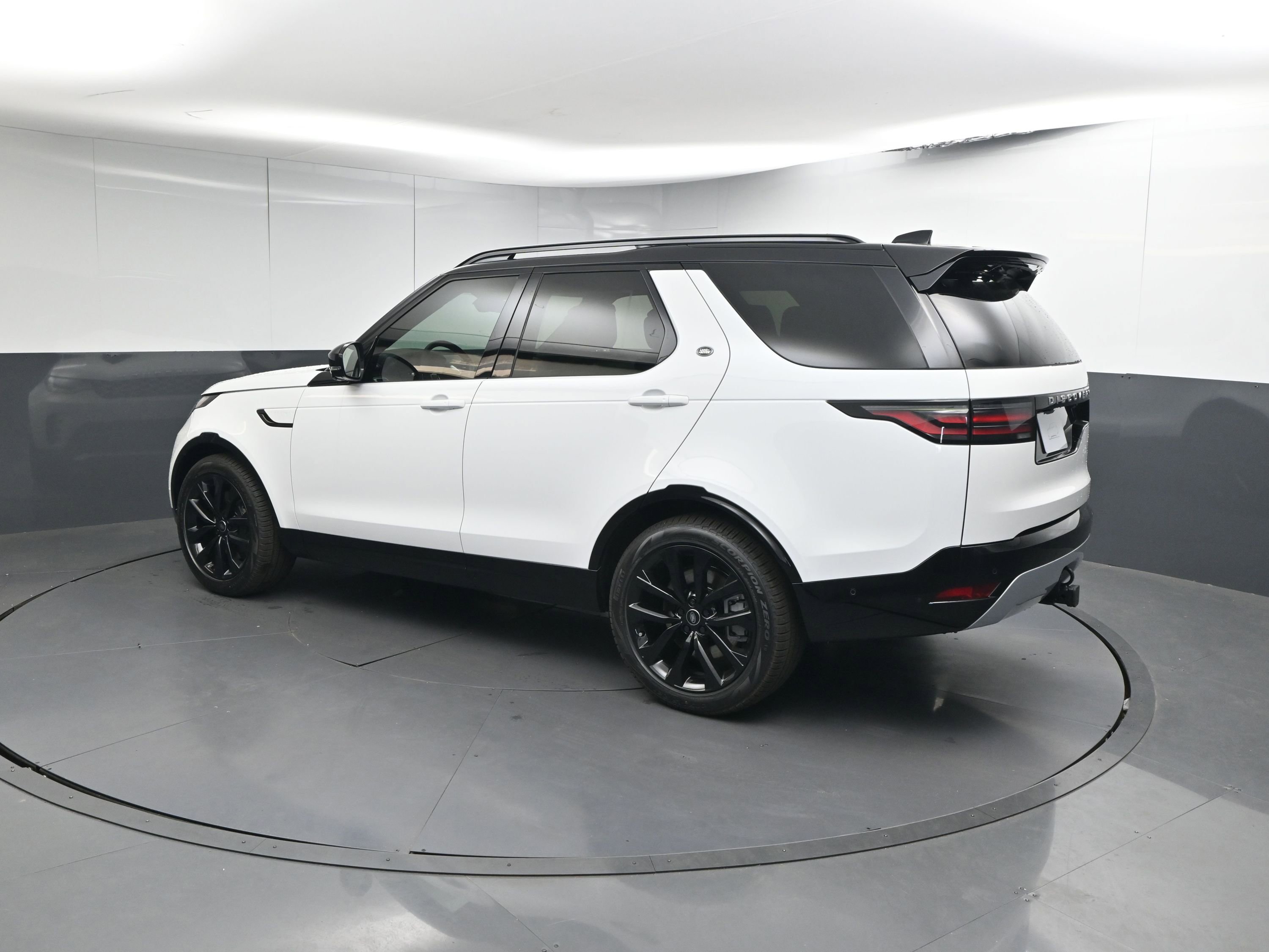 New 2026 Land Rover Discovery Limited Edition image 3