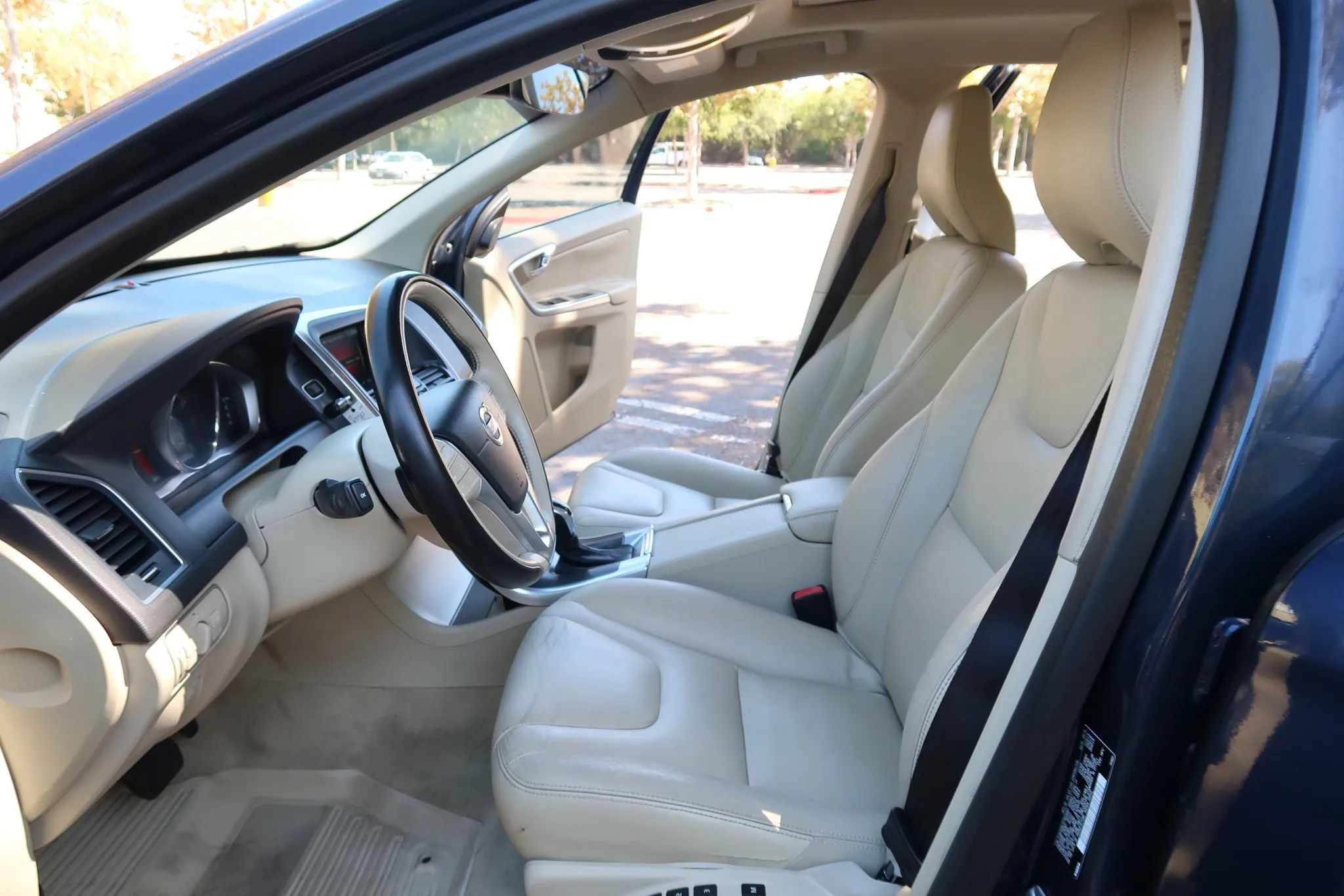 Used 2015 Volvo XC60 T5 w/ Protection Package AWD/4WD image 9
