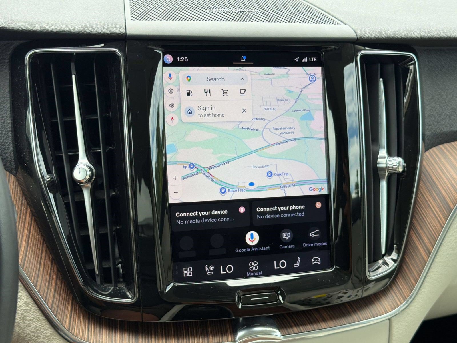Certified 2022 Volvo XC60 B5 Momentum w/ Climate Package AWD/4WD image 17