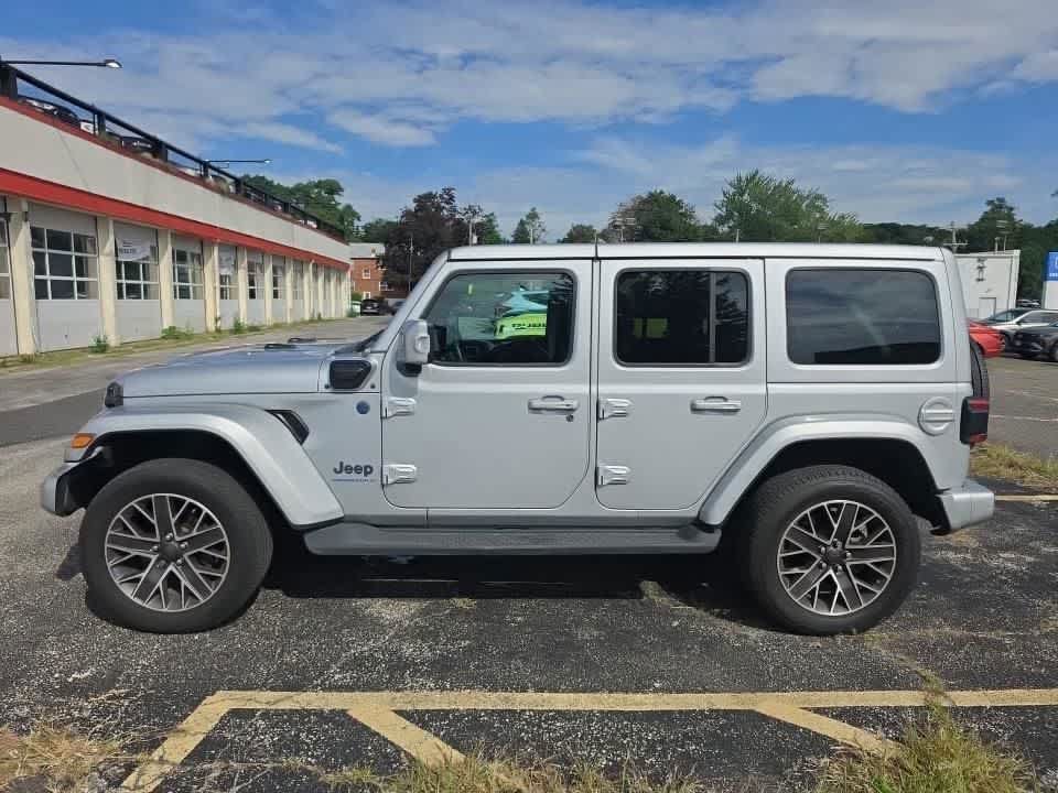 Used 2023 Jeep Wrangler Unlimited Sahara AWD/4WD image 4