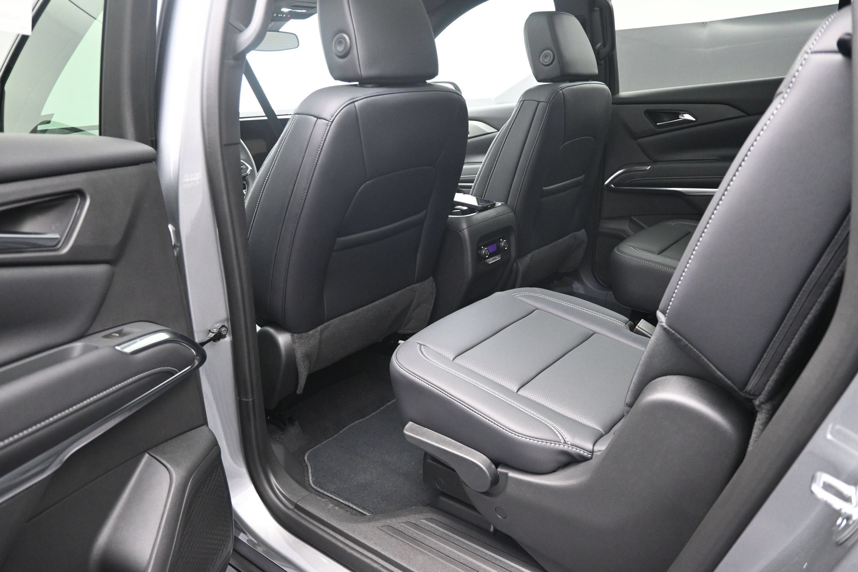 New 2027 Chevrolet Traverse LT w/ Sun and Wheel Package FWD image 32