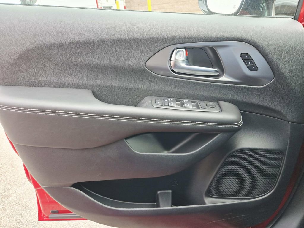 New 2026 Chrysler Pacifica Select image 29