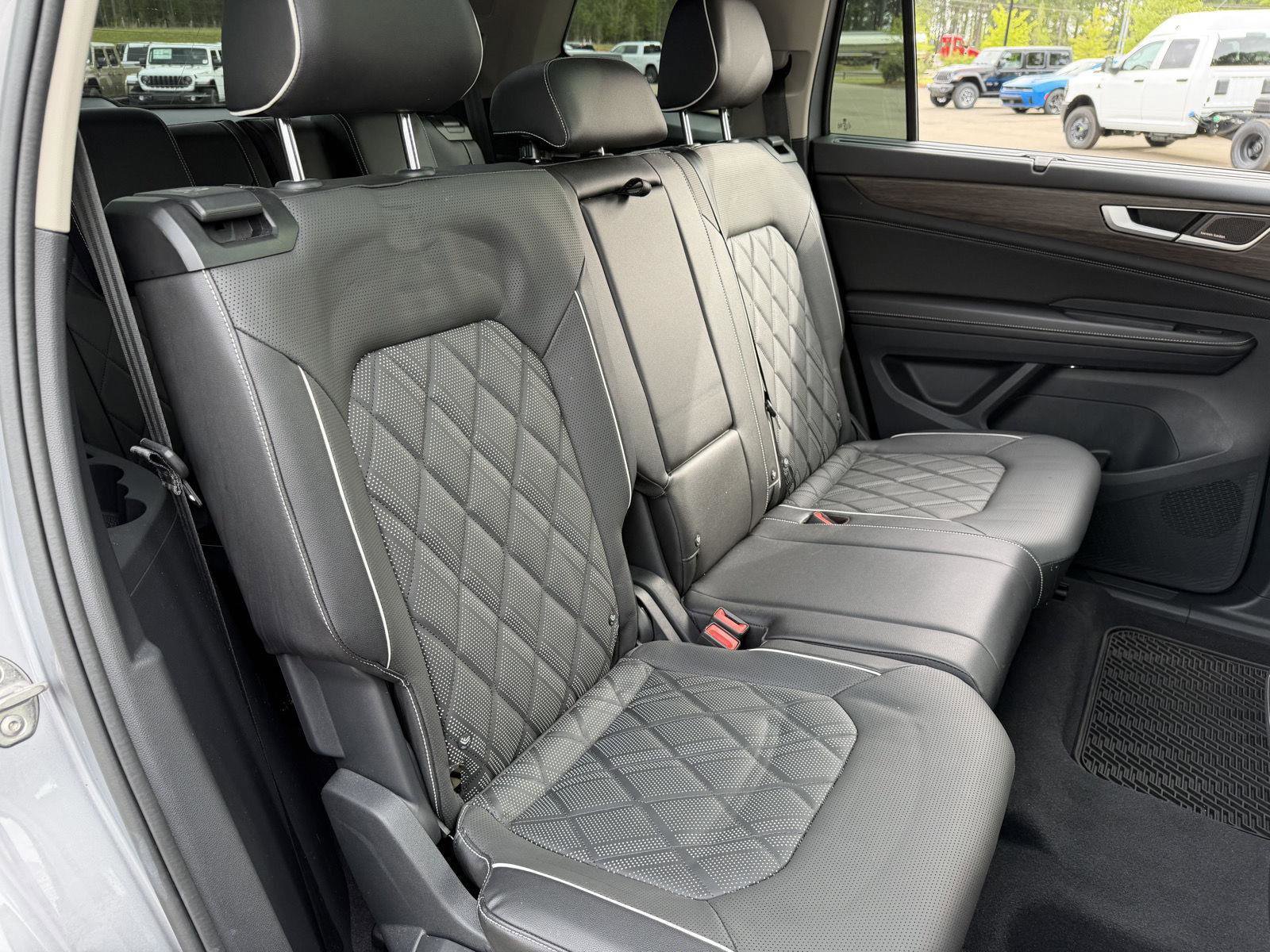 Used 2024 Volkswagen Atlas SEL Premium R-Line image 19