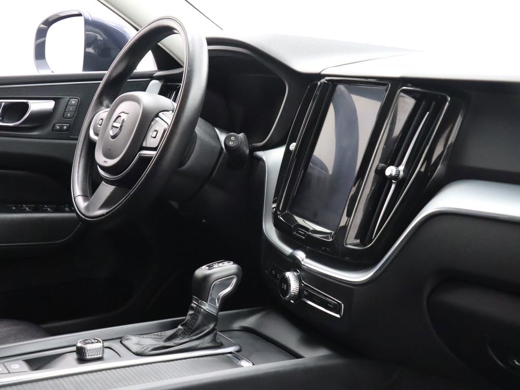 Used 2018 Volvo XC60 T6 Momentum w/ Vision Package image 25
