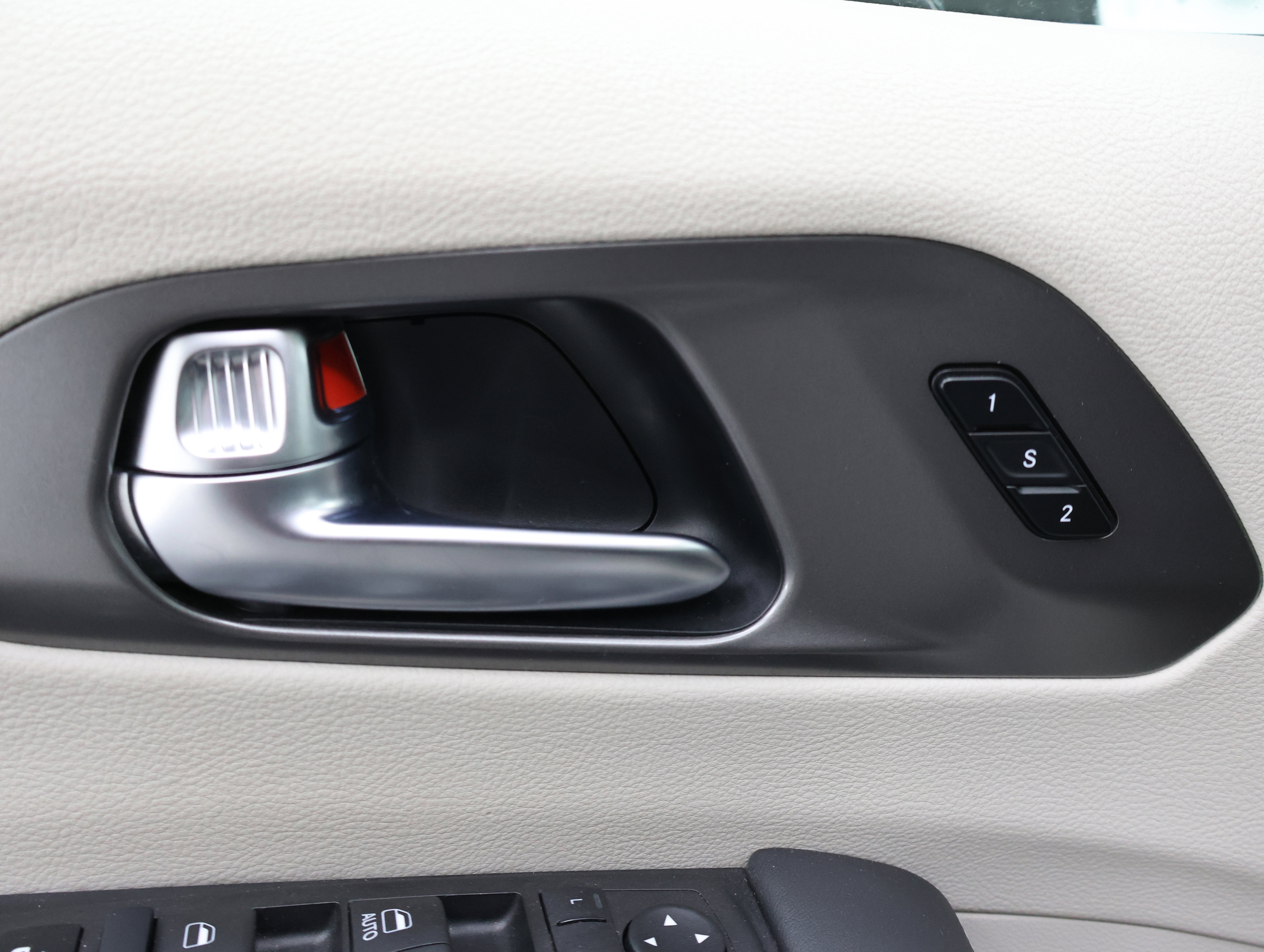 Used 2024 Chrysler Pacifica Touring-L FWD image 42