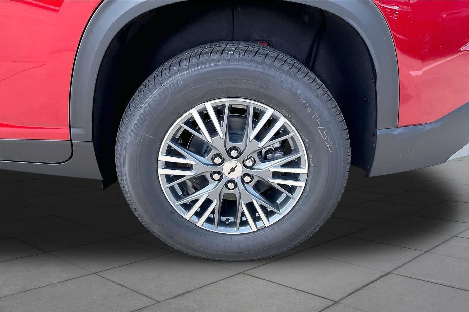New 2027 Chevrolet Traverse LT w/ Driver Confidence Package FWD image 12