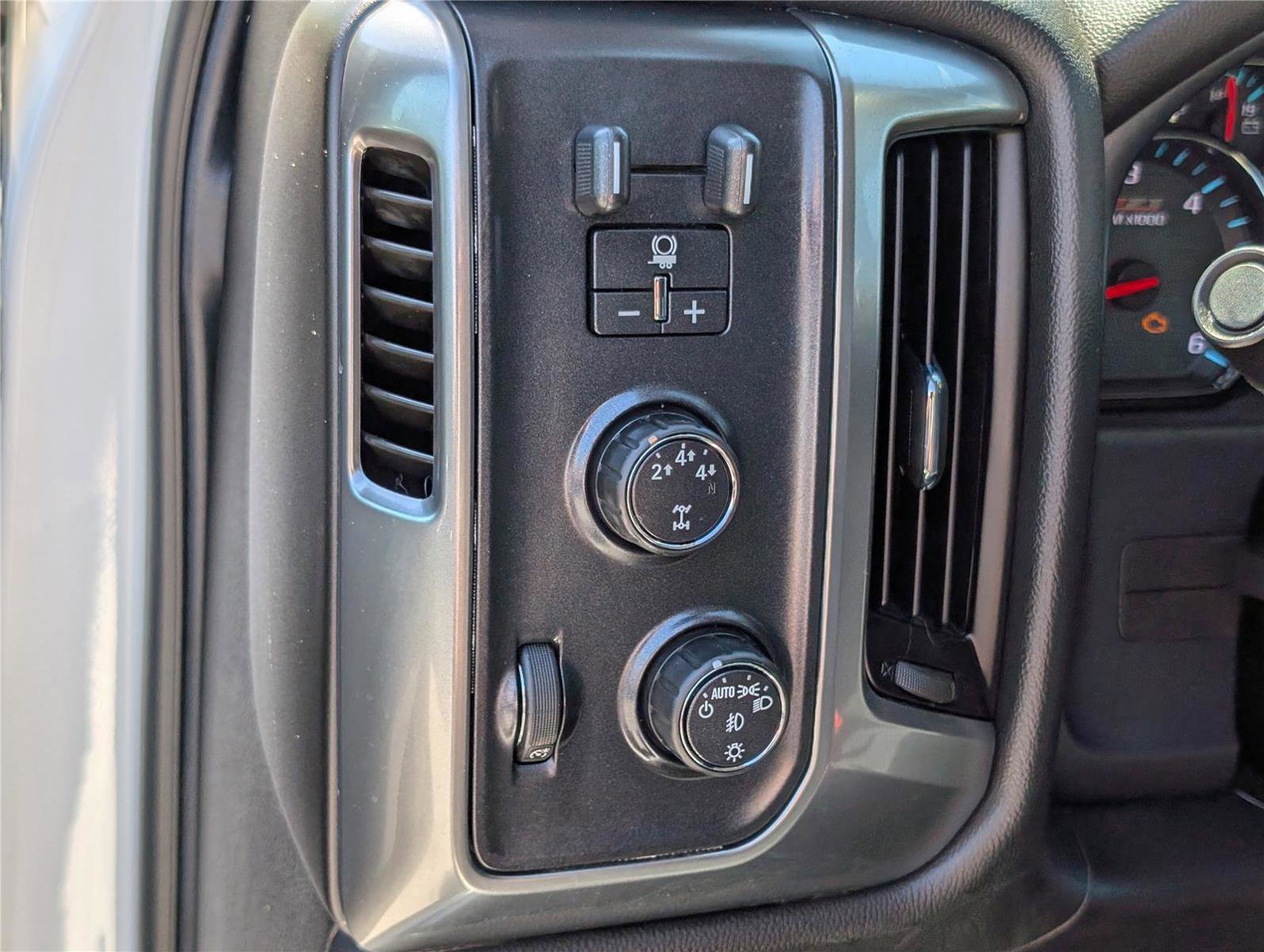 Used 2015 Chevrolet Silverado 2500 LT w/ LT Convenience Package AWD/4WD image 22