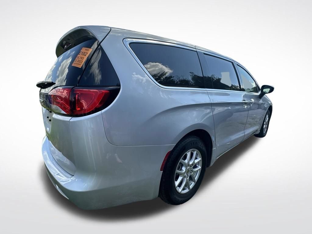Used 2023 Chrysler Voyager LX FWD image 5