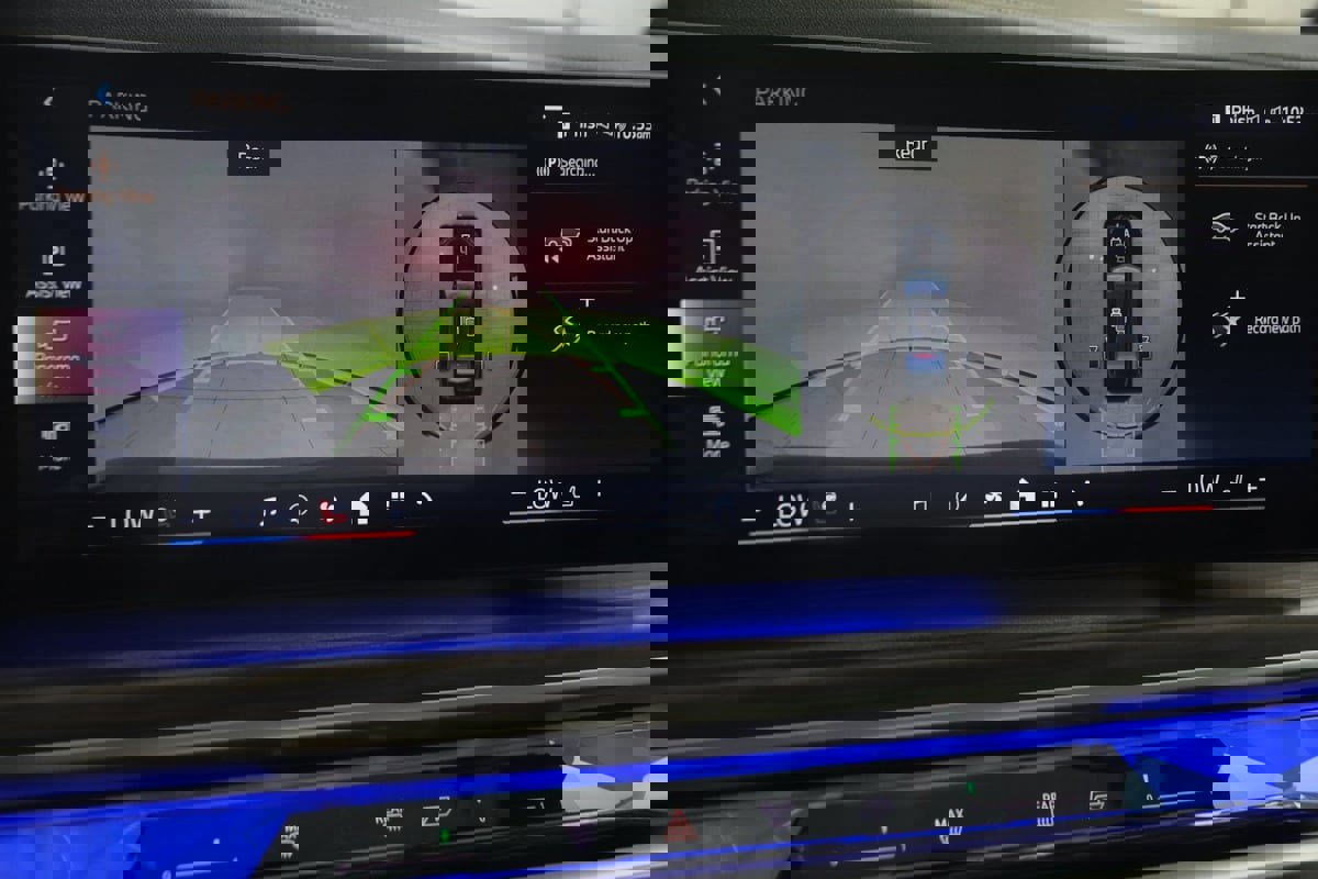 Used 2023 BMW 740i w/ Parking Assistance Package image 10