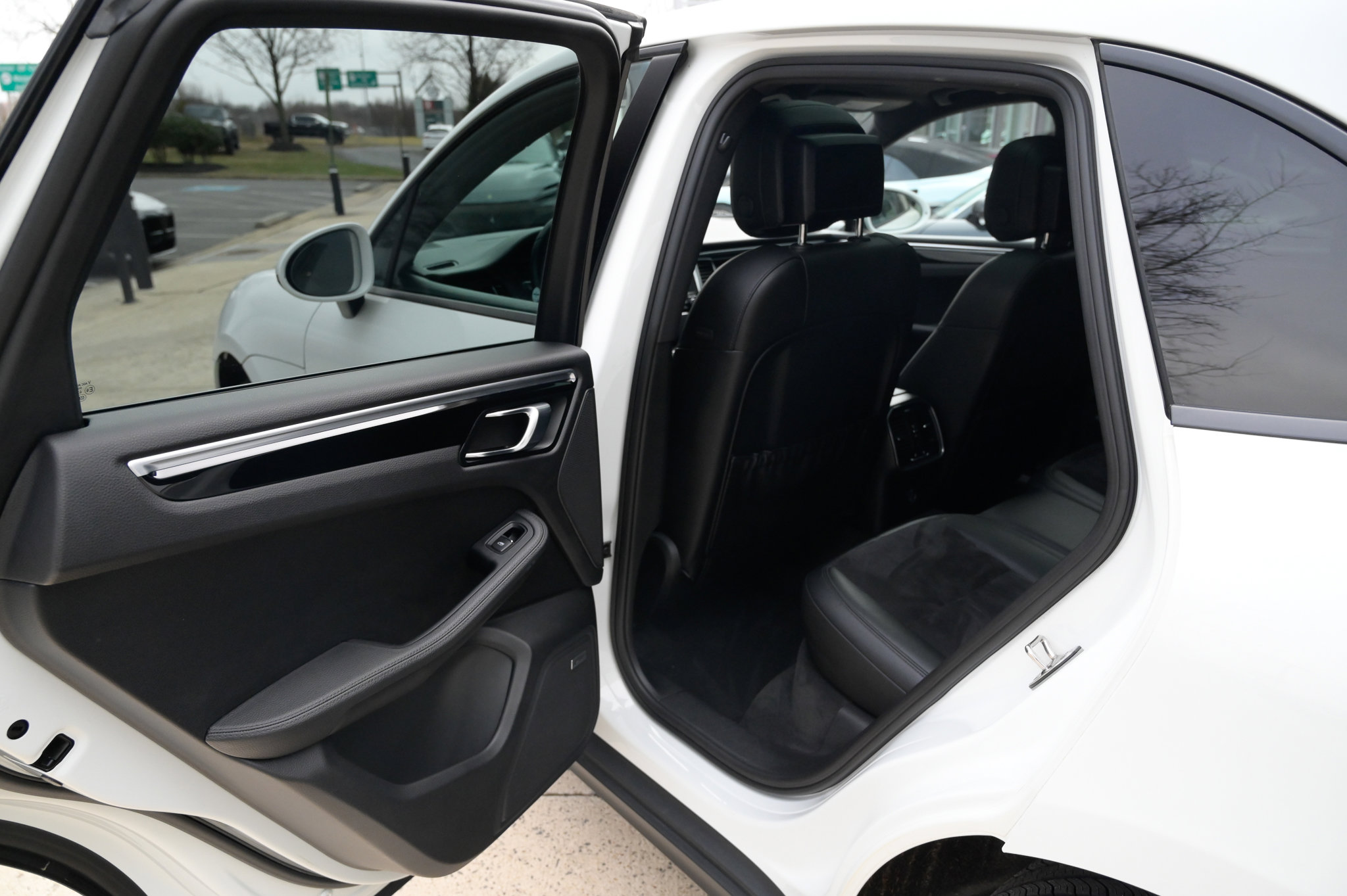 Used 2018 Porsche Macan AWD/4WD image 35