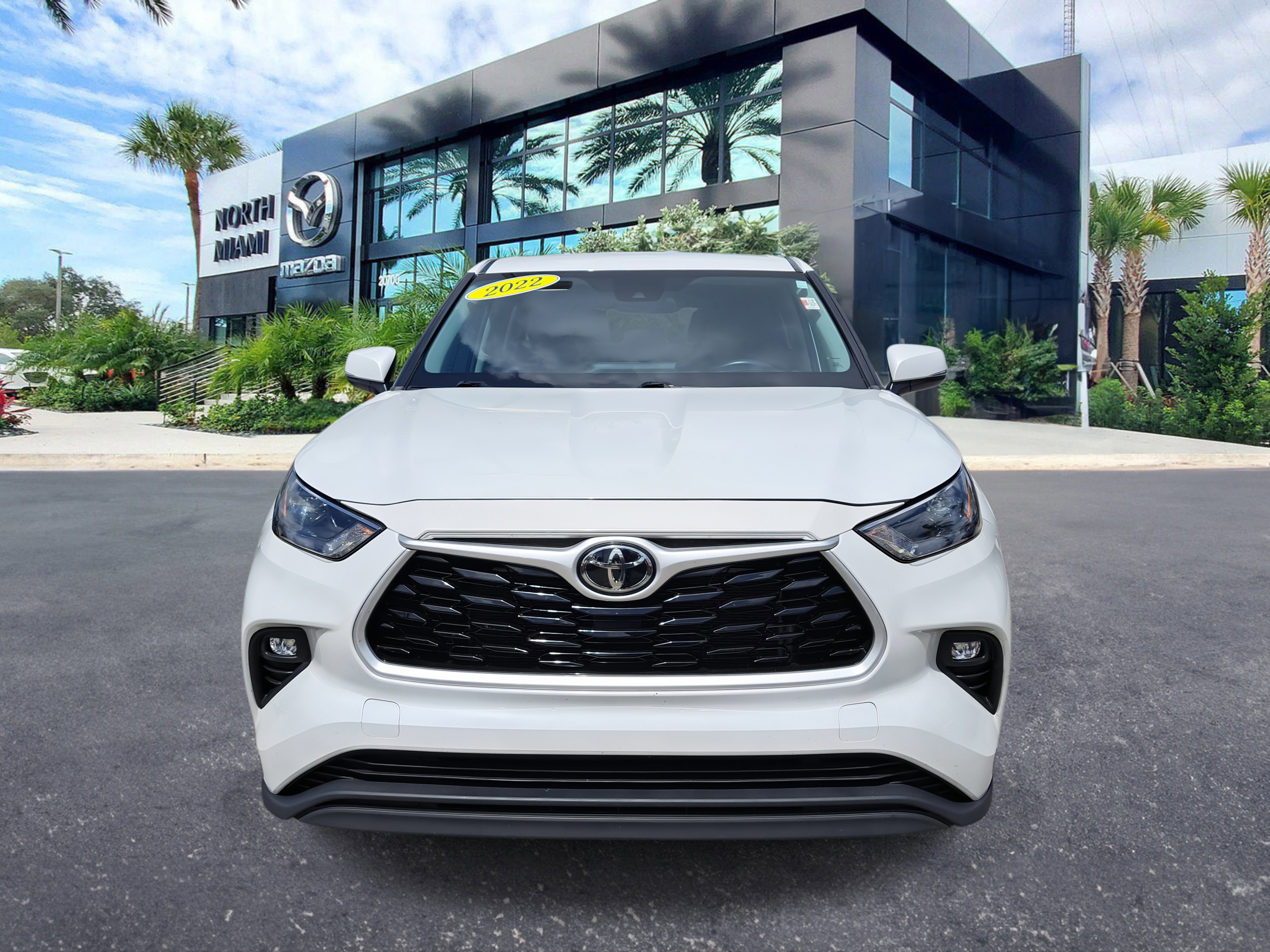 Used 2022 Toyota Highlander LE image 2