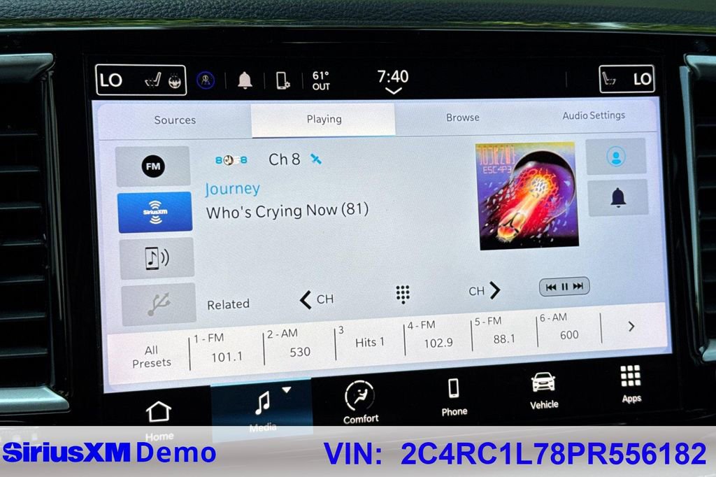 Used 2023 Chrysler Pacifica Touring-L image 28