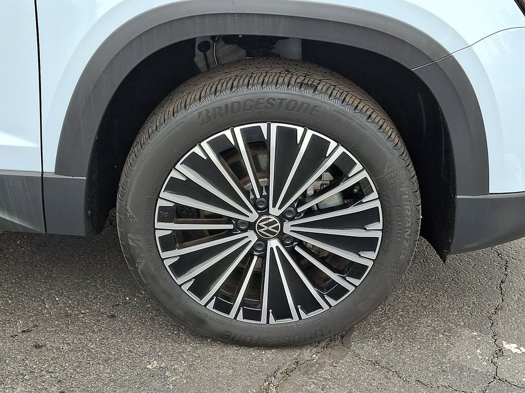 Used 2025 Volkswagen Taos SE image 8