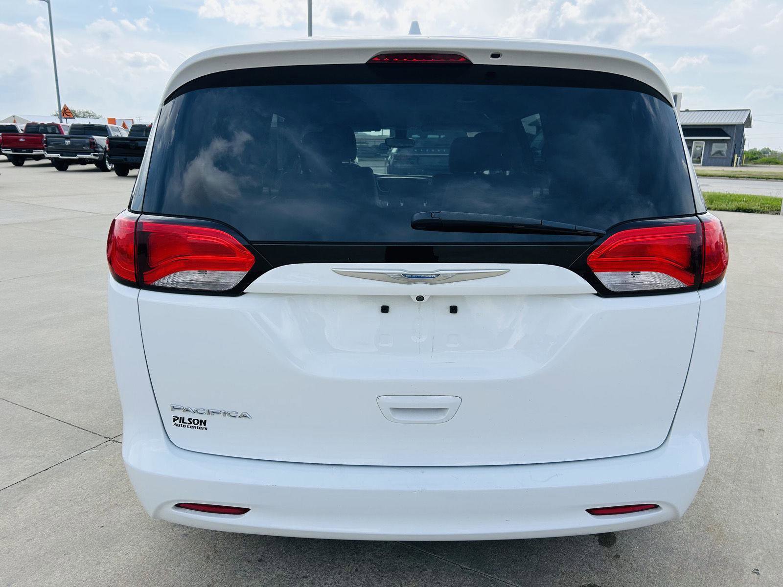 Used 2017 Chrysler Pacifica Touring w/ Tire & Wheel Group image 34