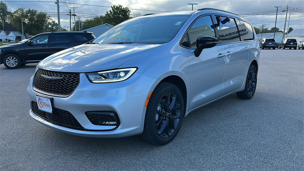 New 2026 Chrysler Pacifica Limited w/ S Appearance Package image 3