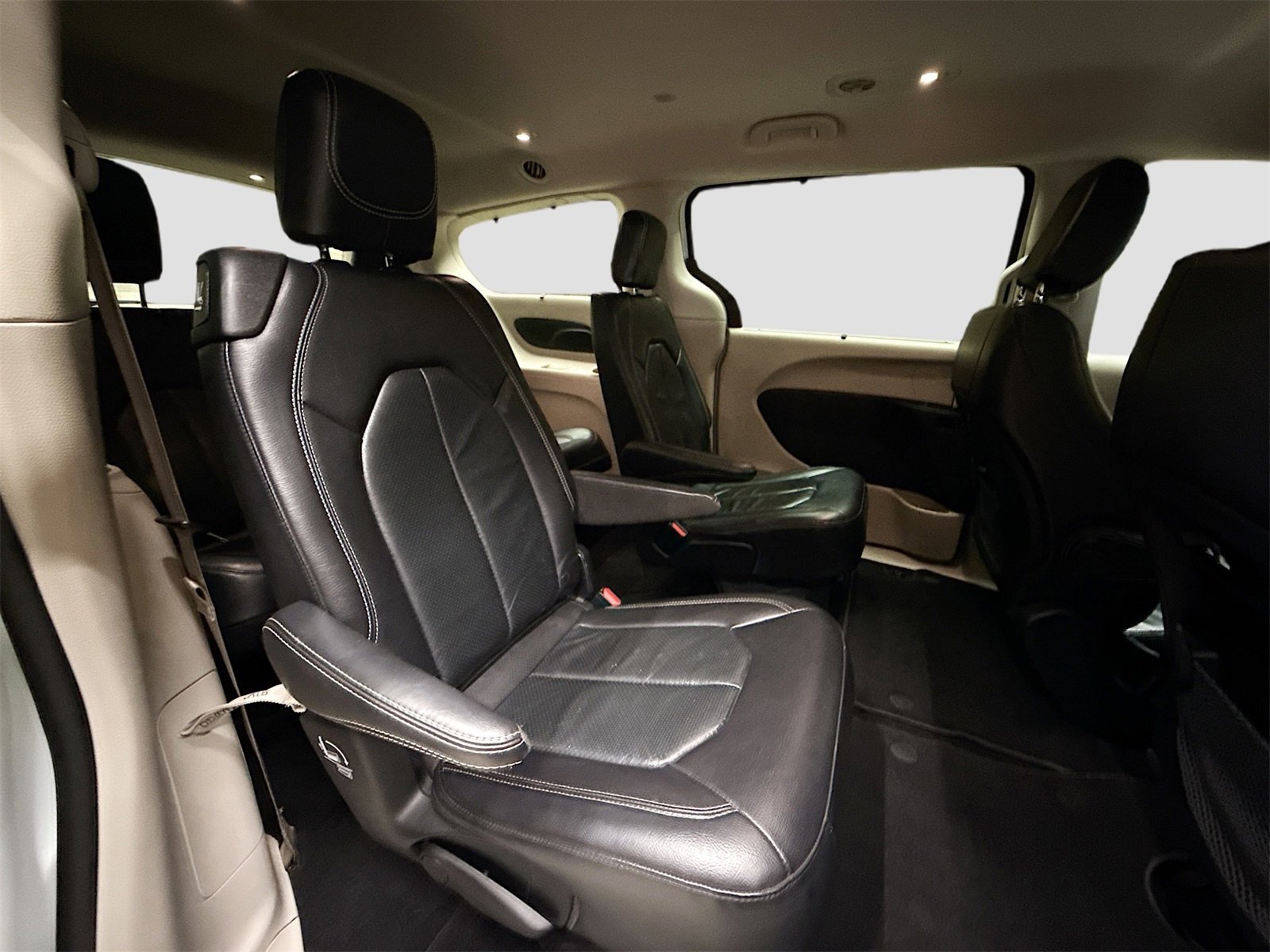 Used 2022 Chrysler Pacifica Touring-L image 26