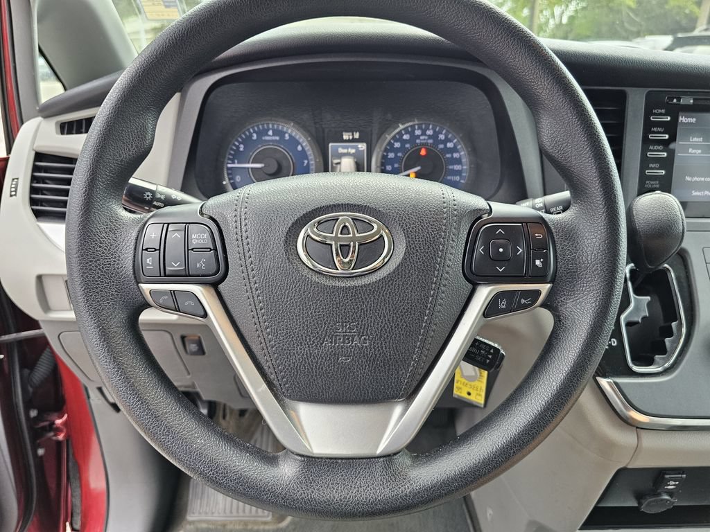 Used 2018 Toyota Sienna LE FWD image 22