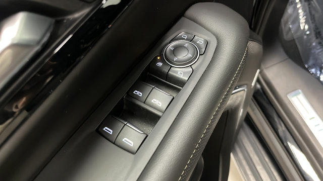 Used 2025 Chevrolet Suburban Premier AWD/4WD image 19