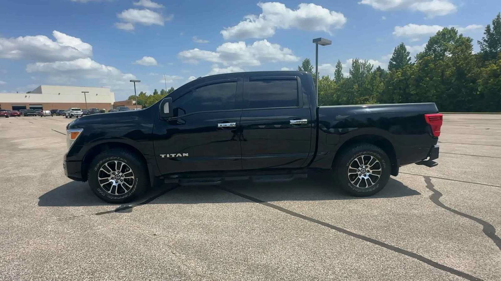 Used 2021 Nissan Titan SV w/ SV Convenience Package RWD image 5
