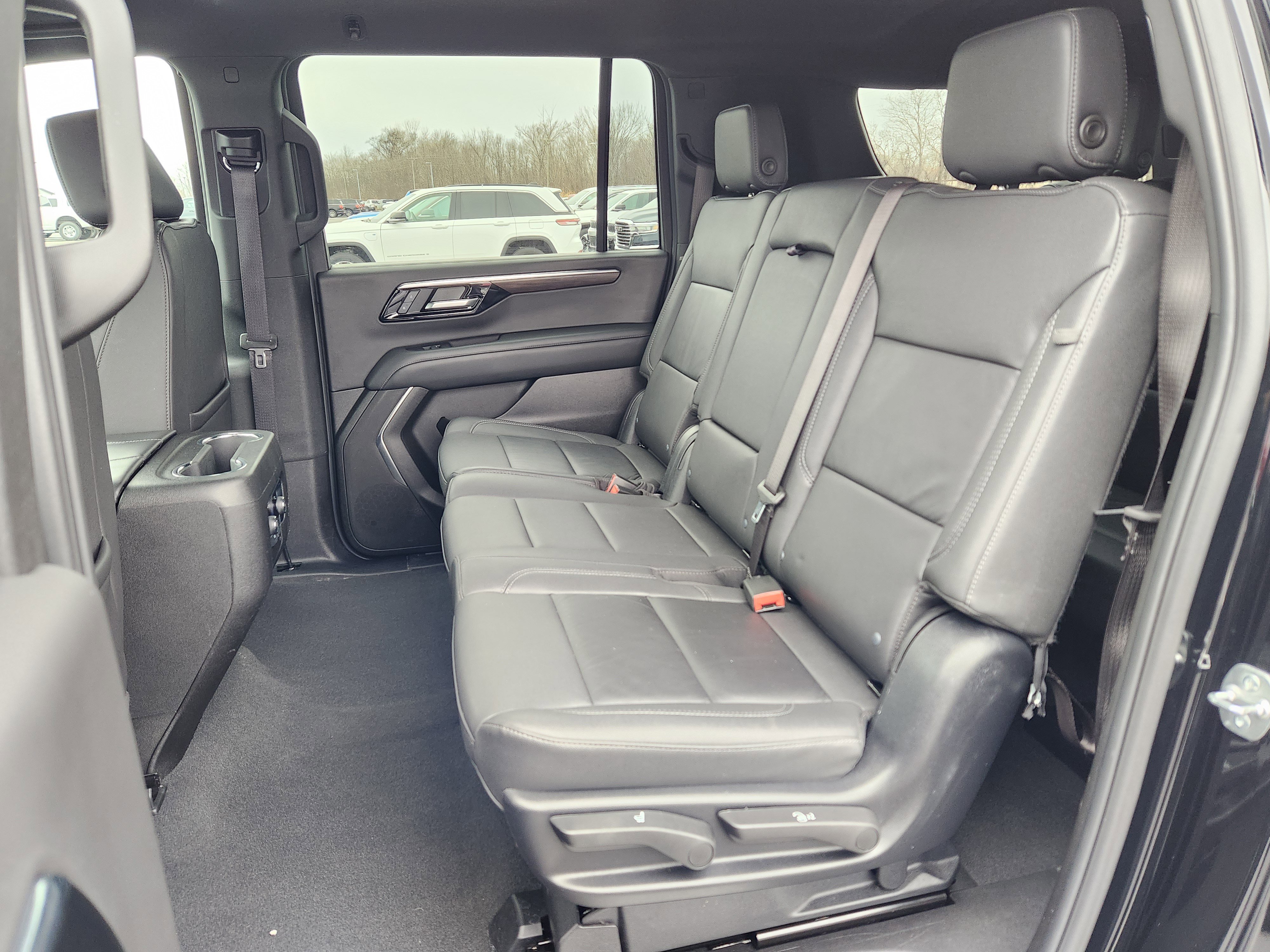 Used 2025 Chevrolet Suburban Z71 image 12