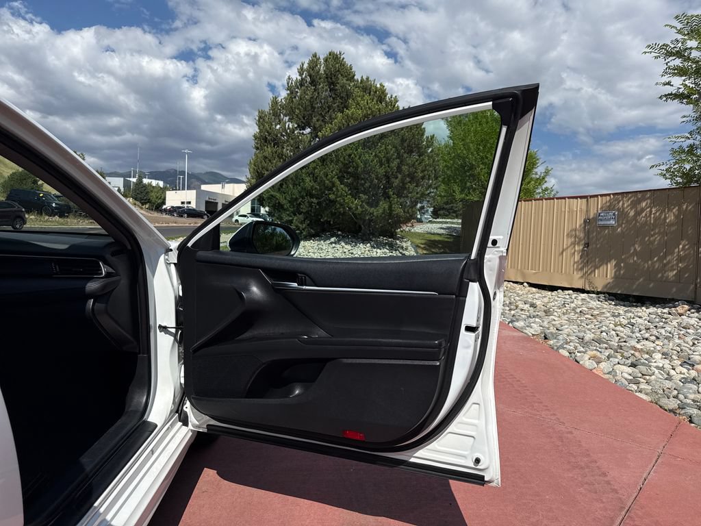 Used 2022 Toyota Camry SE FWD image 29
