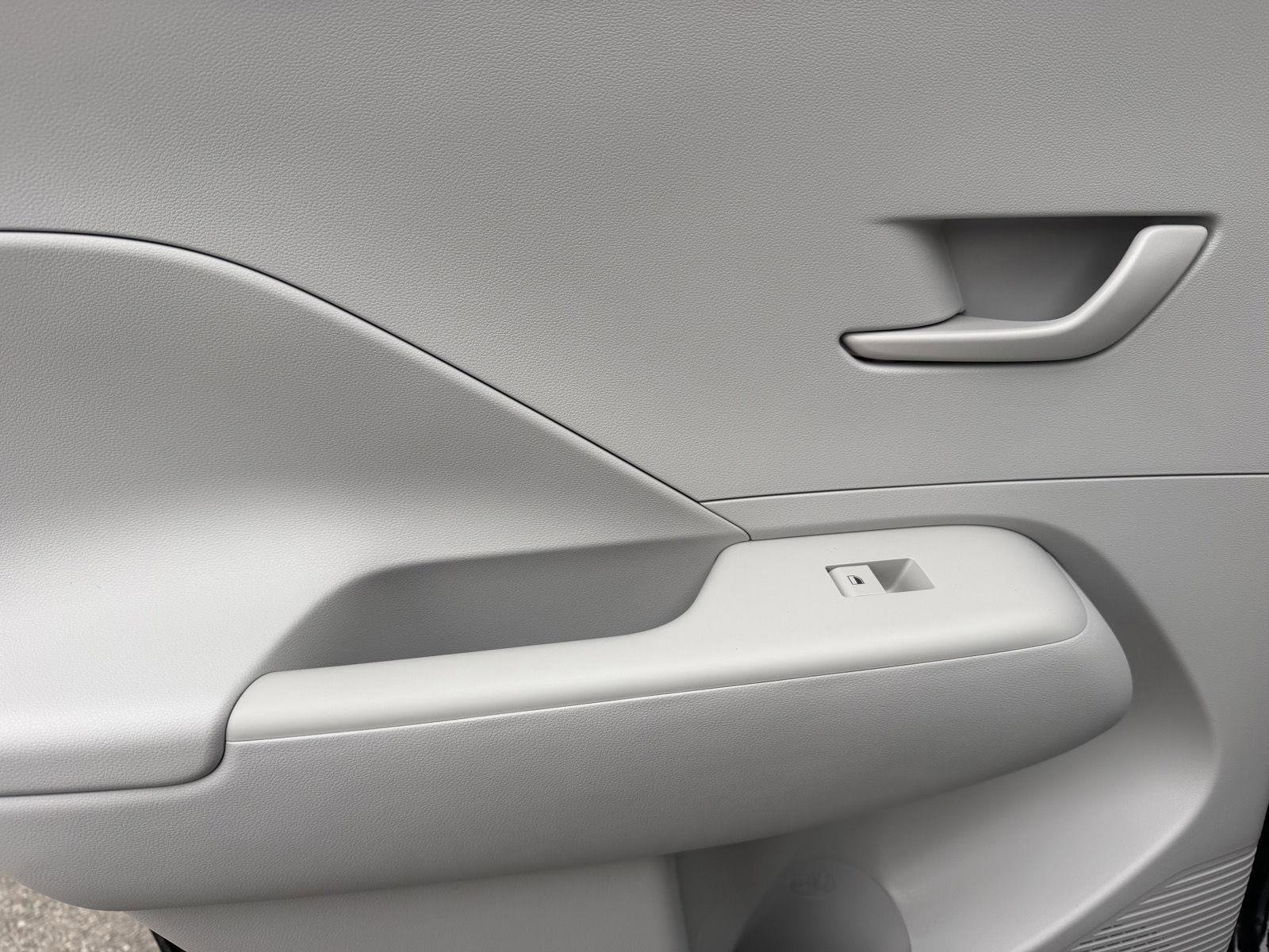 New 2026 Hyundai Kona SE image 9