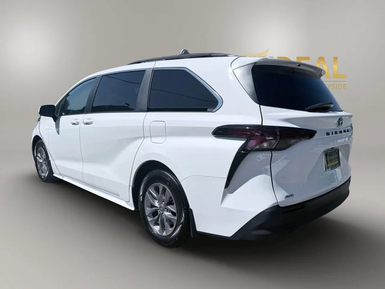 Used 2024 Toyota Sienna LE w/ LE Plus Package AWD/4WD image 5