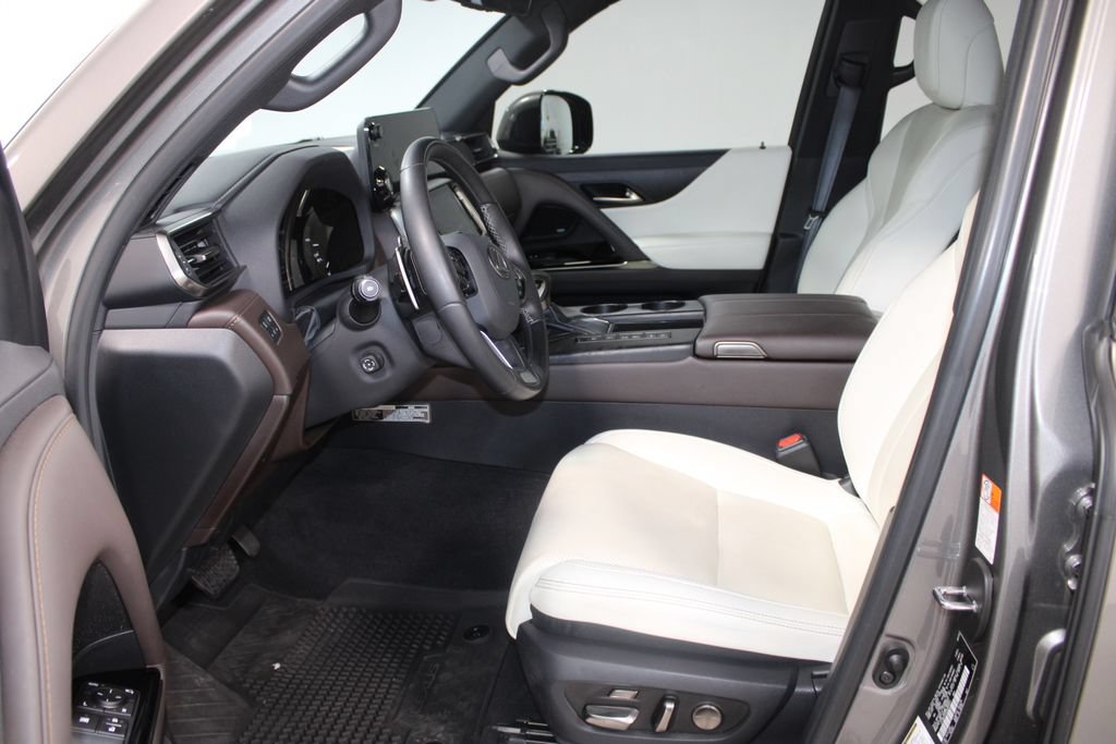 Used 2024 Lexus LX 600 4WD w/ Luxury Package image 18