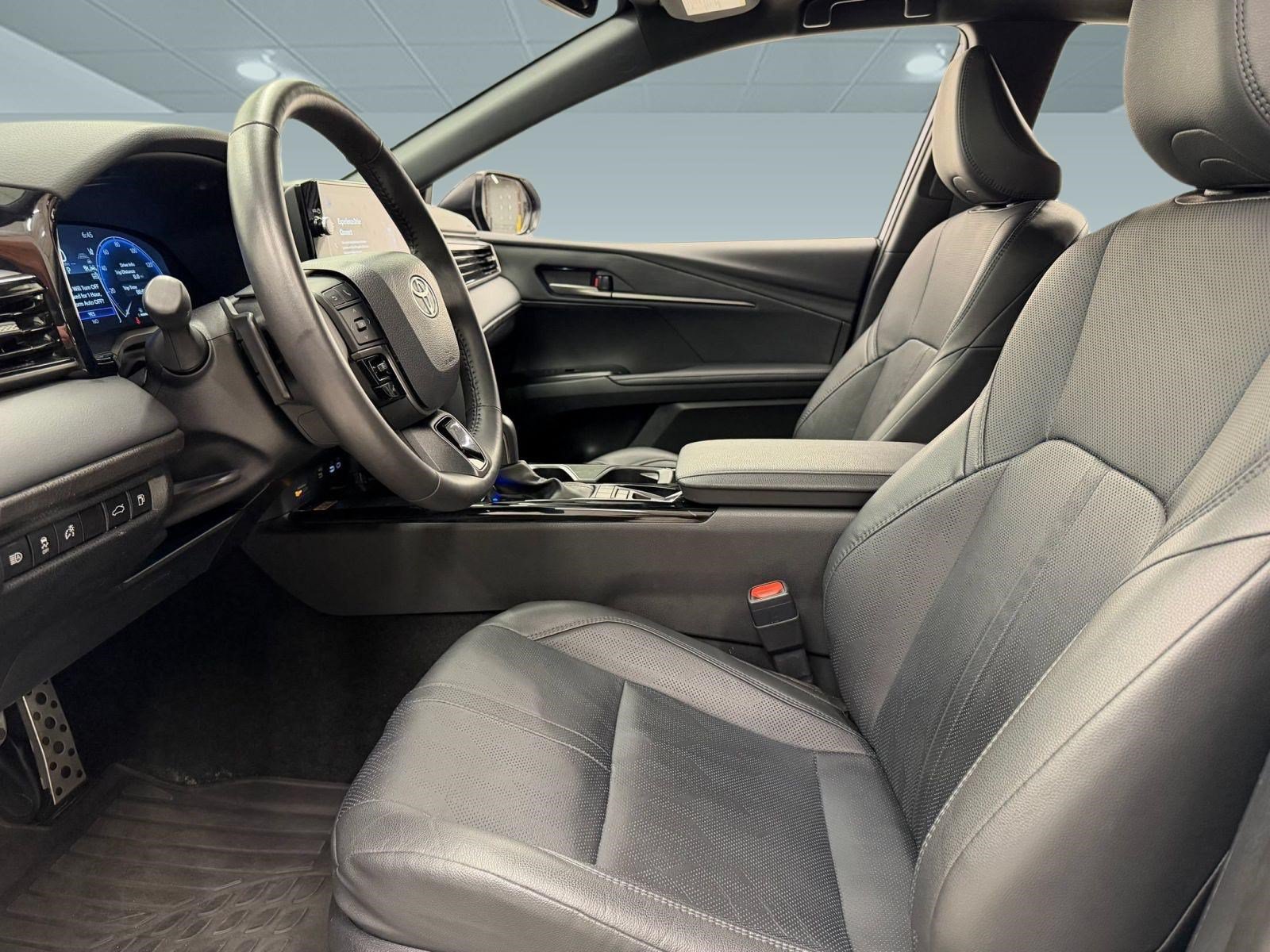 Used 2025 Toyota Camry XSE FWD image 4