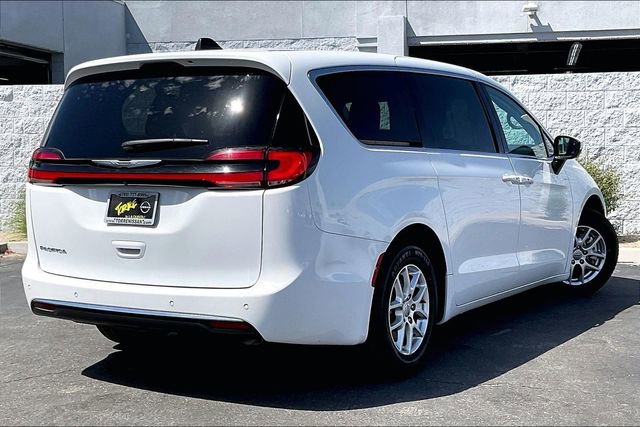Used 2023 Chrysler Pacifica Touring-L FWD image 13