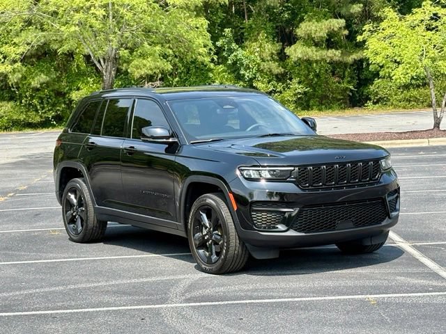 Used 2023 Jeep Grand Cherokee Altitude RWD image 11