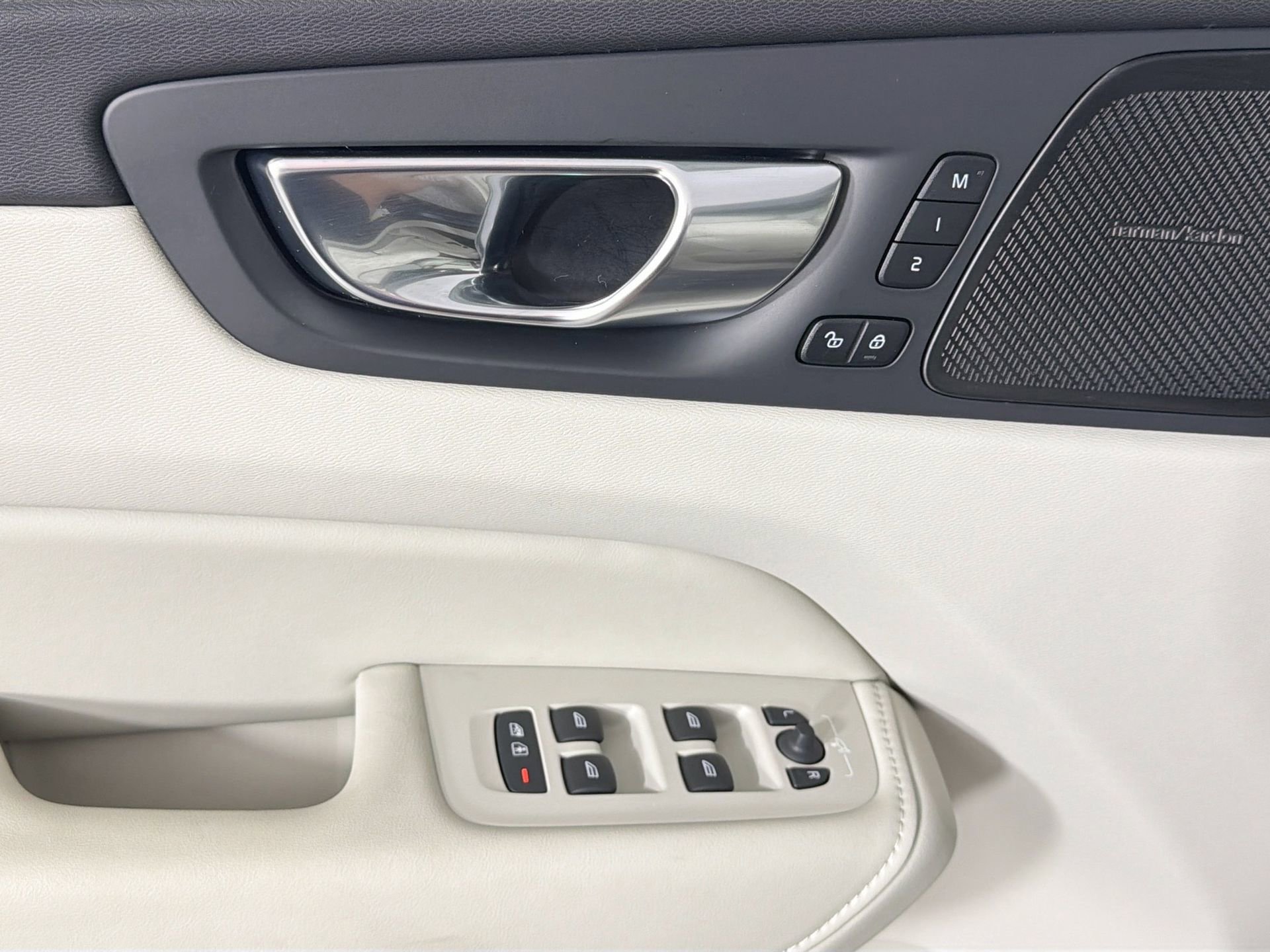 Certified 2025 Volvo XC60 B5 Ultra w/ Protection Package Premier image 18