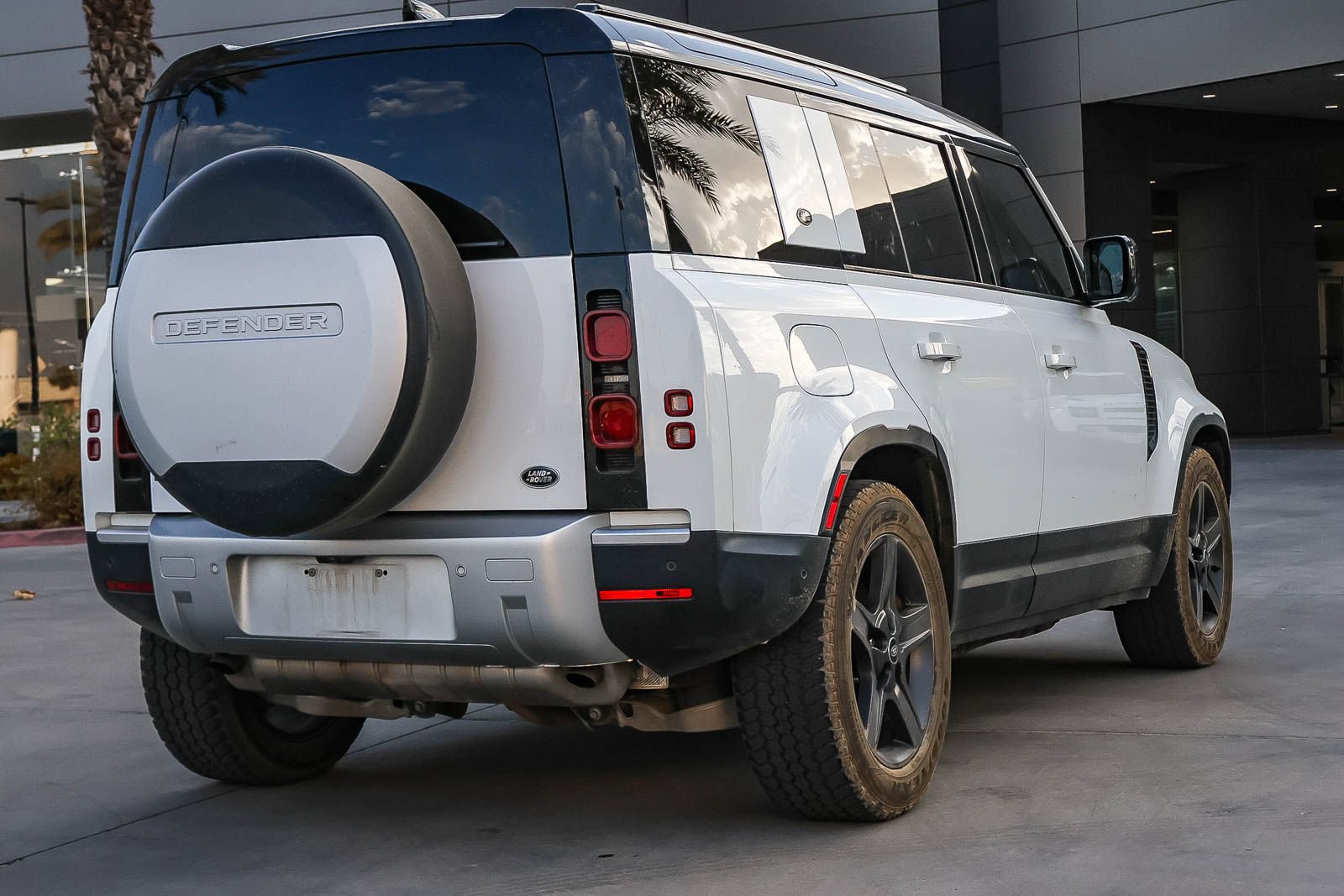 Certified 2025 Land Rover Defender 110 X-Dynamic SE AWD/4WD image 5