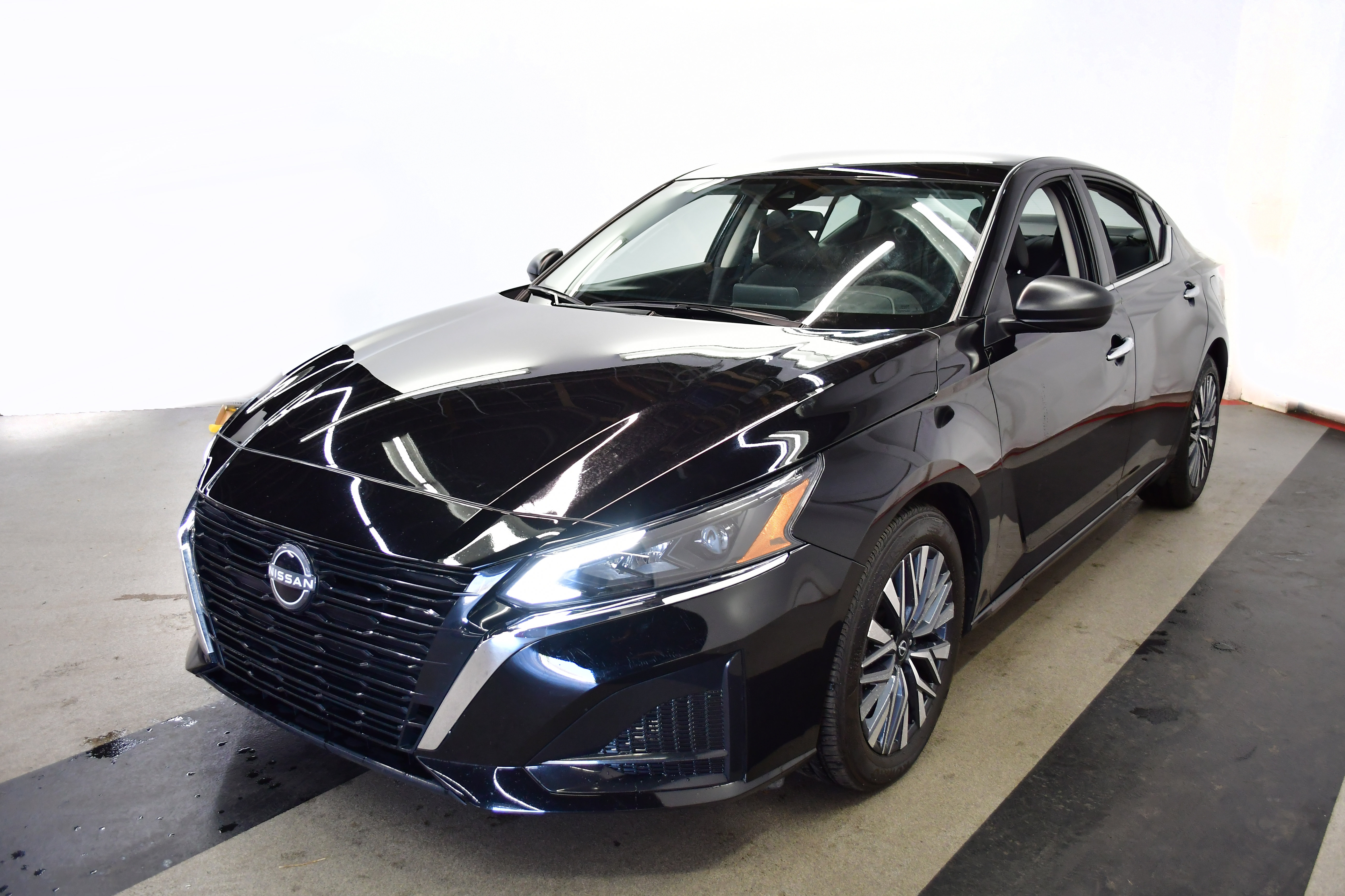 Used 2025 Nissan Altima 2.5 SV FWD image 7