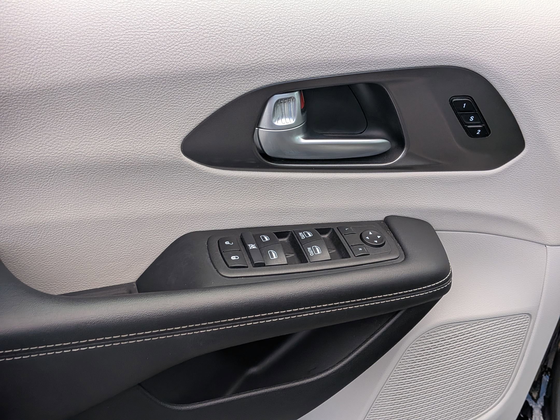 Used 2024 Chrysler Pacifica Touring-L image 15