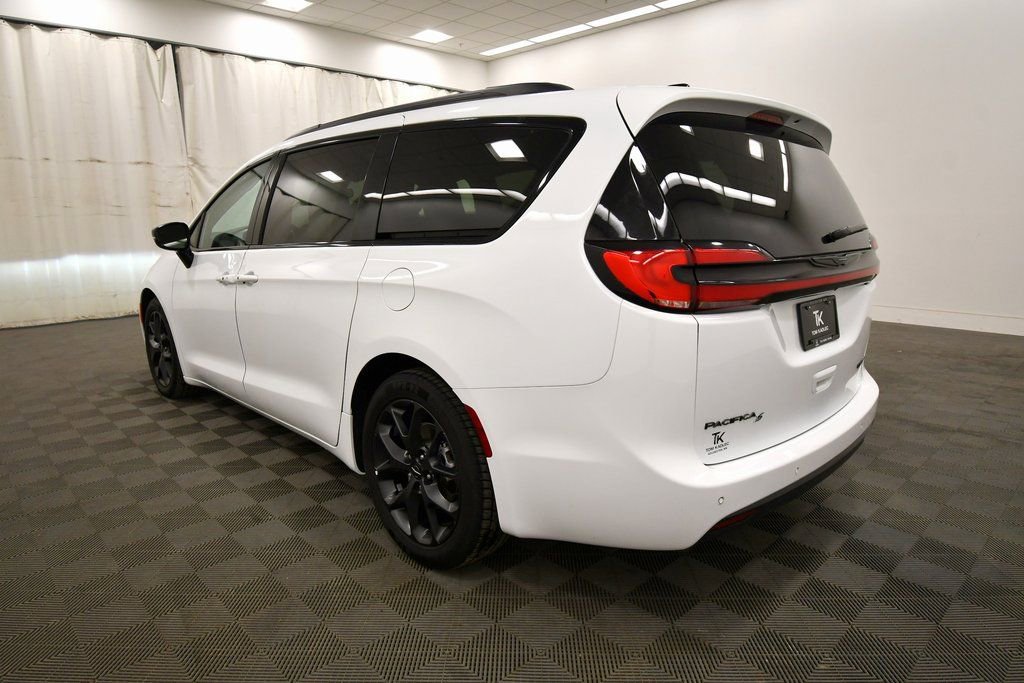 Used 2024 Chrysler Pacifica Limited w/ S Appearance Package FWD image 5