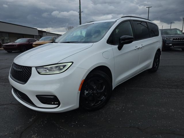 Used 2026 Chrysler Pacifica Premium image 2