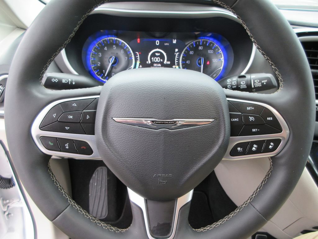 Used 2023 Chrysler Pacifica Touring-L FWD image 24